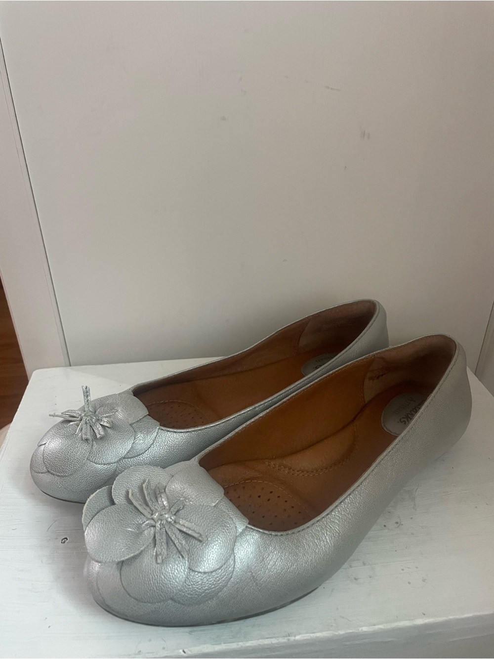 Clark’s Silver Leather Ballet Flats with Floral Accent 7.5